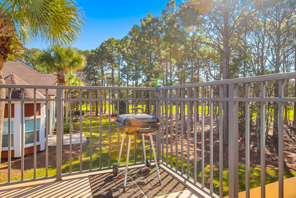 Dog-friendly townhome with golf cart, close to shops, restaurants, pools, & beach