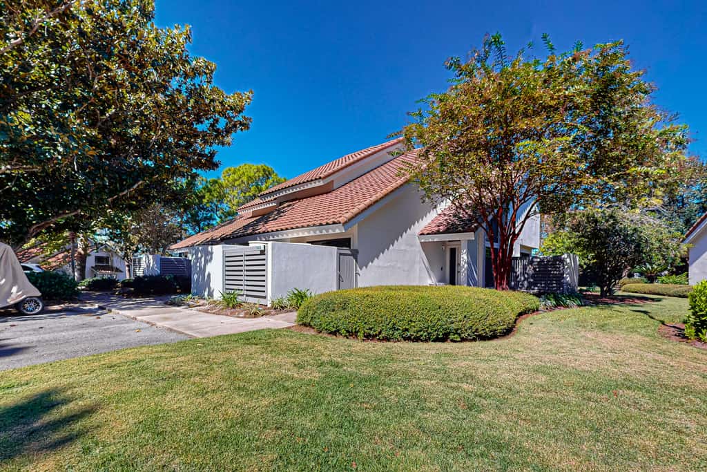 Lakefront townhouse with share pool, W&D, WiFi, Onsite Golf