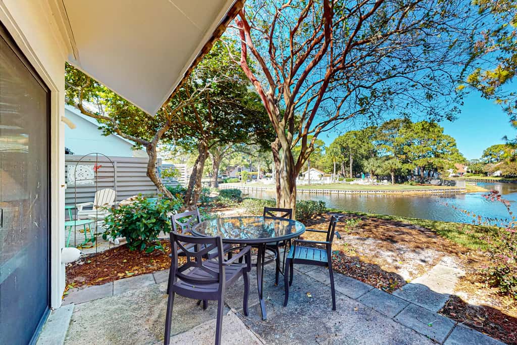 Lakefront townhouse with share pool, W&D, WiFi, Onsite Golf