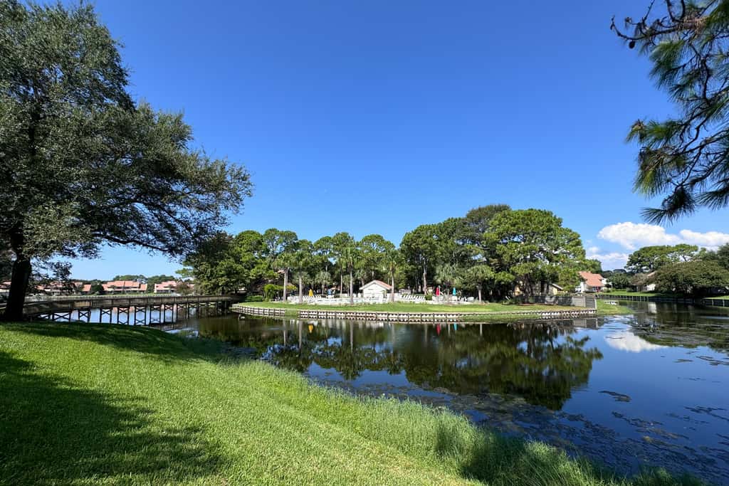 Lakefront townhouse with share pool, W&D, WiFi, Onsite Golf