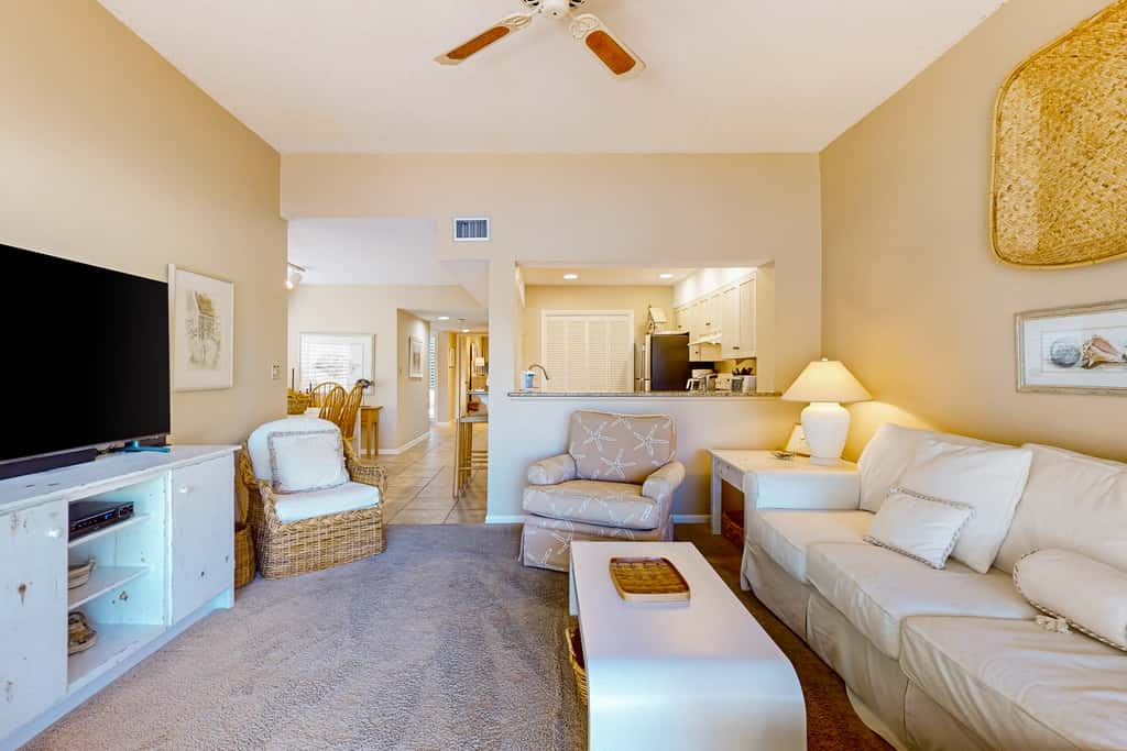 Lakefront townhouse with share pool, W&D, WiFi, Onsite Golf