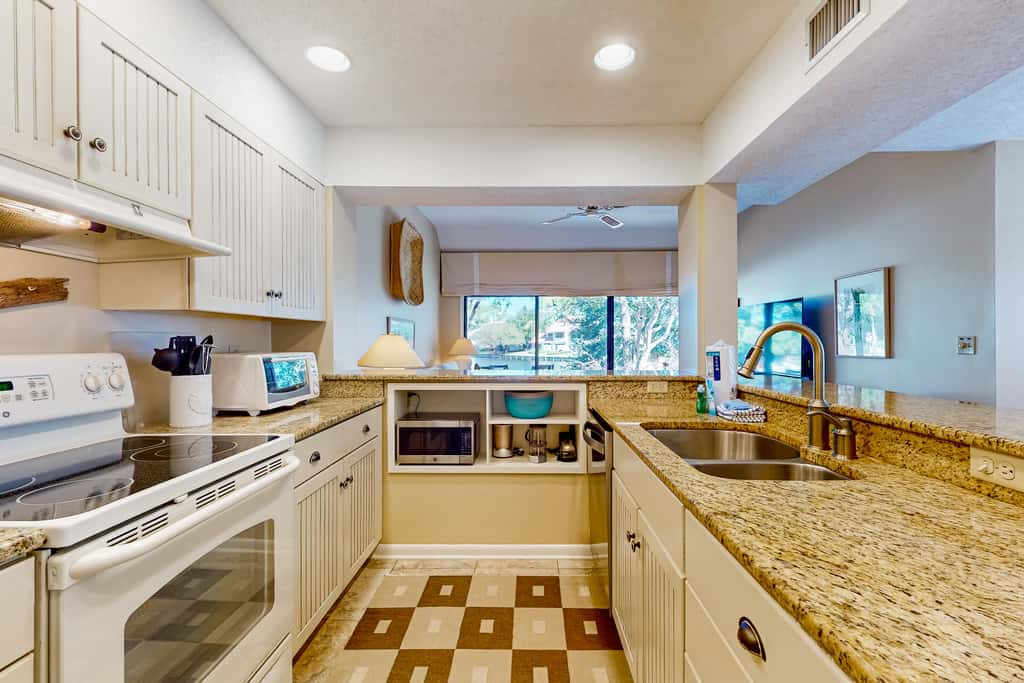 Lakefront townhouse with share pool, W&D, WiFi, Onsite Golf