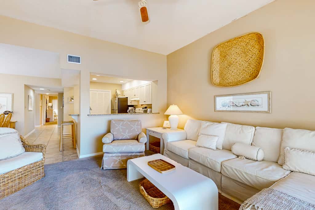 Lakefront townhouse with share pool, W&D, WiFi, Onsite Golf