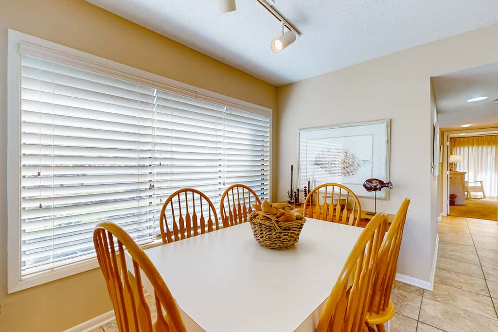 Lakefront townhouse with share pool, W&D, WiFi, Onsite Golf