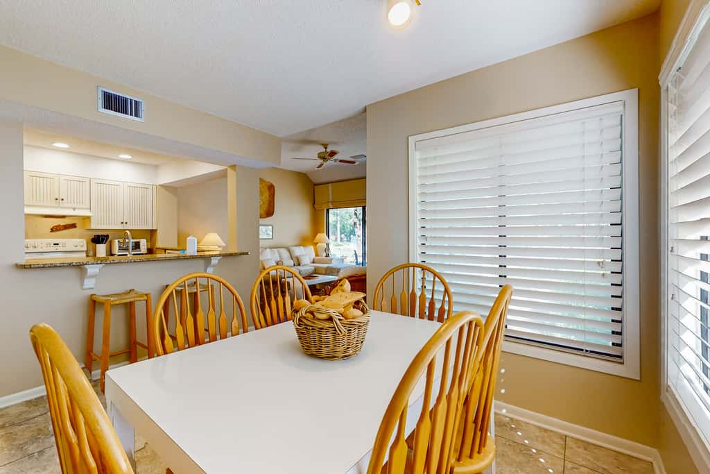 Lakefront townhouse with share pool, W&D, WiFi, Onsite Golf
