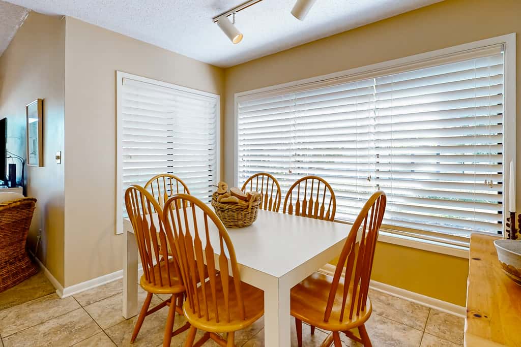 Lakefront townhouse with share pool, W&D, WiFi, Onsite Golf