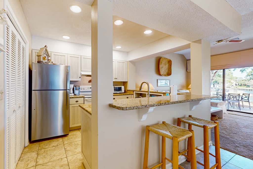 Lakefront townhouse with share pool, W&D, WiFi, Onsite Golf