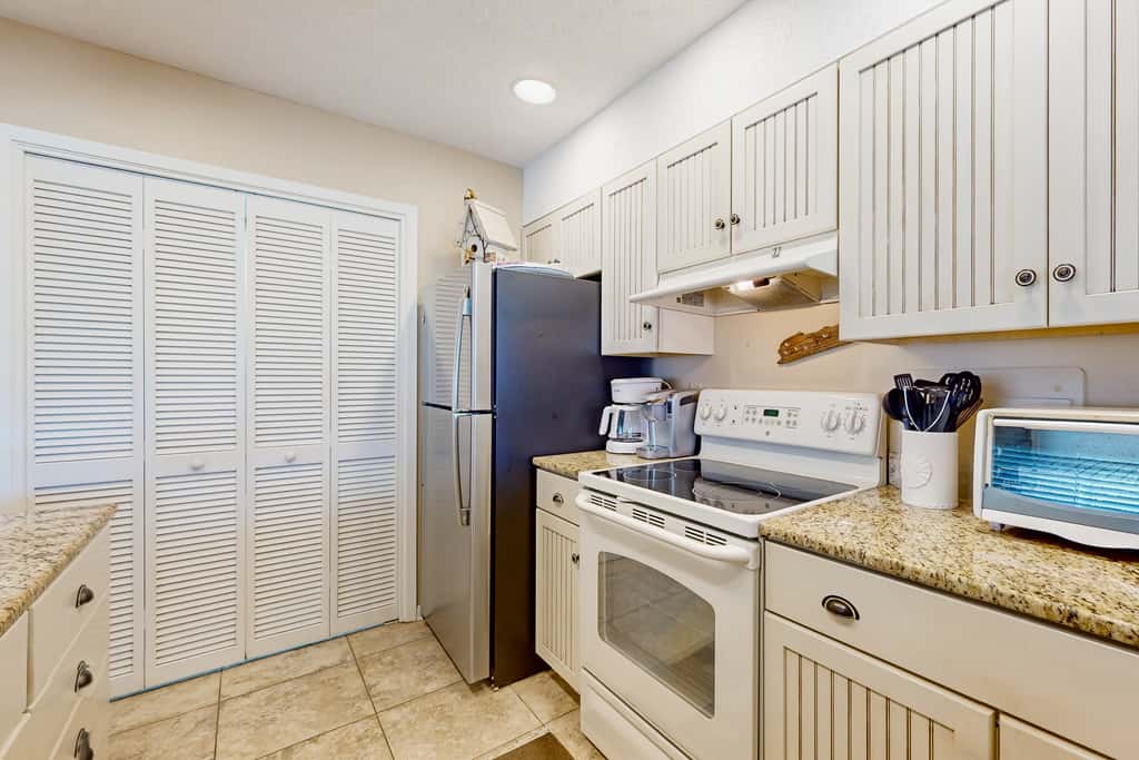 Lakefront townhouse with share pool, W&D, WiFi, Onsite Golf