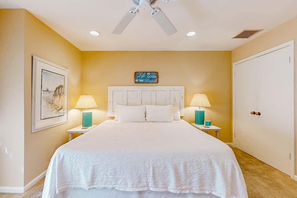 Lakefront townhouse with share pool, W&D, WiFi, Onsite Golf