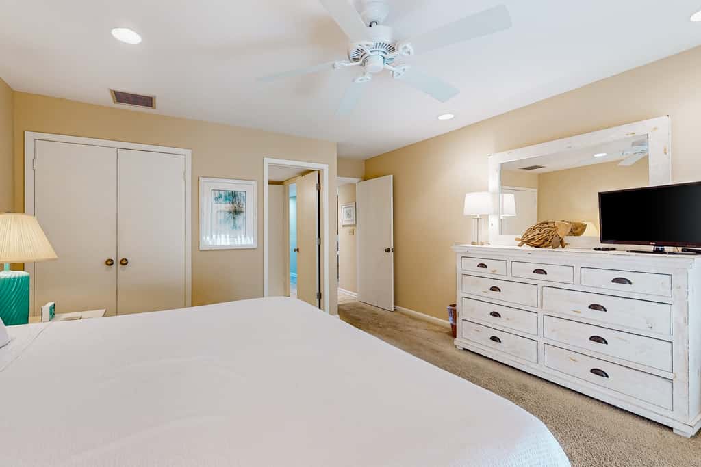 Lakefront townhouse with share pool, W&D, WiFi, Onsite Golf