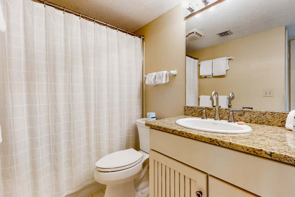 Lakefront townhouse with share pool, W&D, WiFi, Onsite Golf