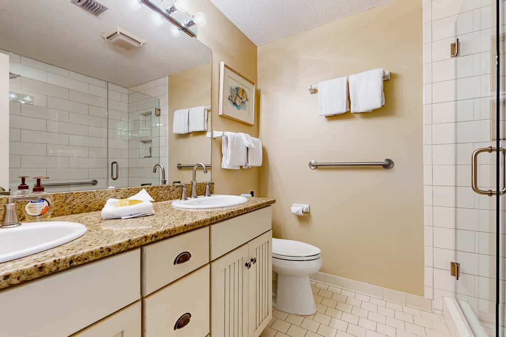 Lakefront townhouse with share pool, W&D, WiFi, Onsite Golf