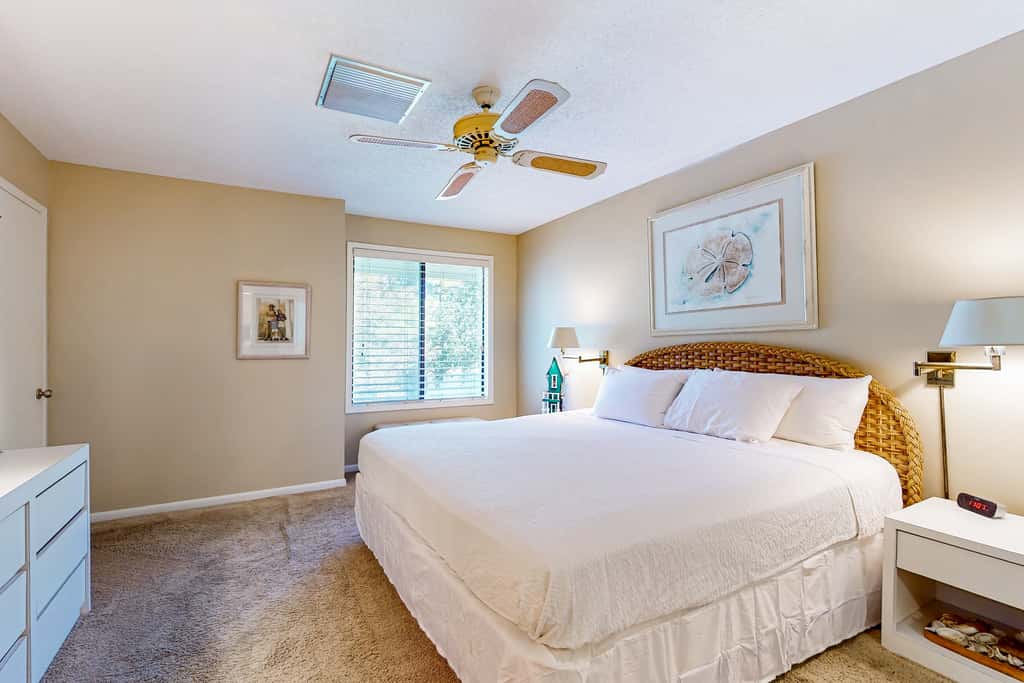 Lakefront townhouse with share pool, W&D, WiFi, Onsite Golf