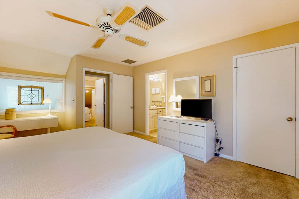 Lakefront townhouse with share pool, W&D, WiFi, Onsite Golf