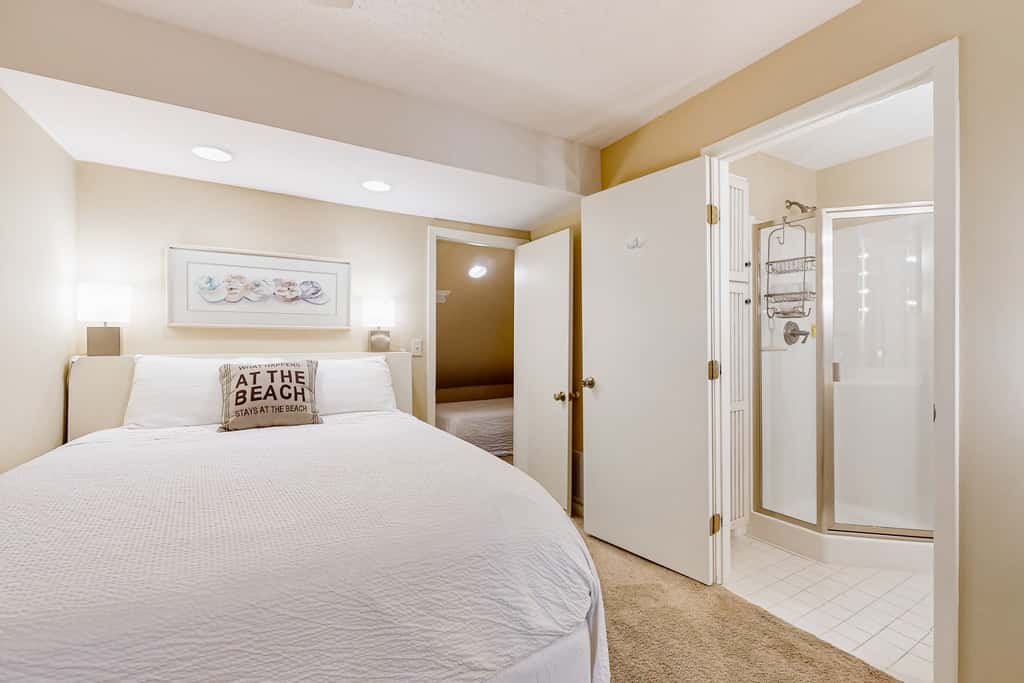 Lakefront townhouse with share pool, W&D, WiFi, Onsite Golf
