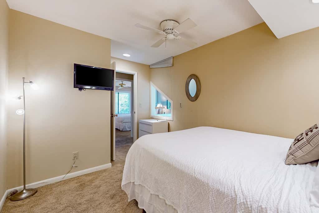 Lakefront townhouse with share pool, W&D, WiFi, Onsite Golf