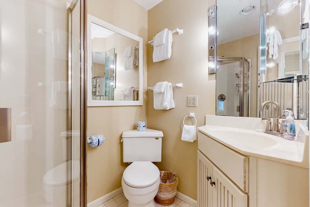 Lakefront townhouse with share pool, W&D, WiFi, Onsite Golf