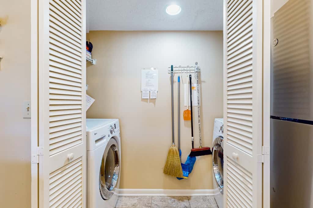 Lakefront townhouse with share pool, W&D, WiFi, Onsite Golf