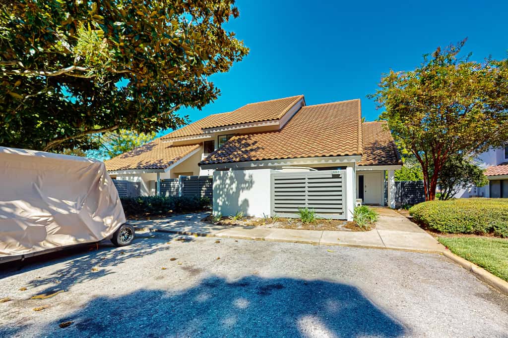 Lakefront townhouse with share pool, W&D, WiFi, Onsite Golf