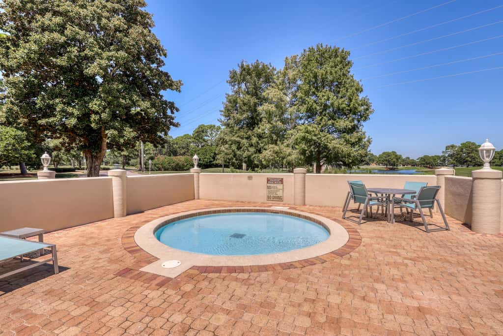 Lakefront townhouse with share pool, W&D, WiFi, Onsite Golf