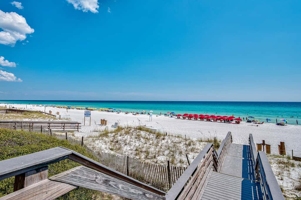 Lakefront townhouse with share pool, W&D, WiFi, Onsite Golf