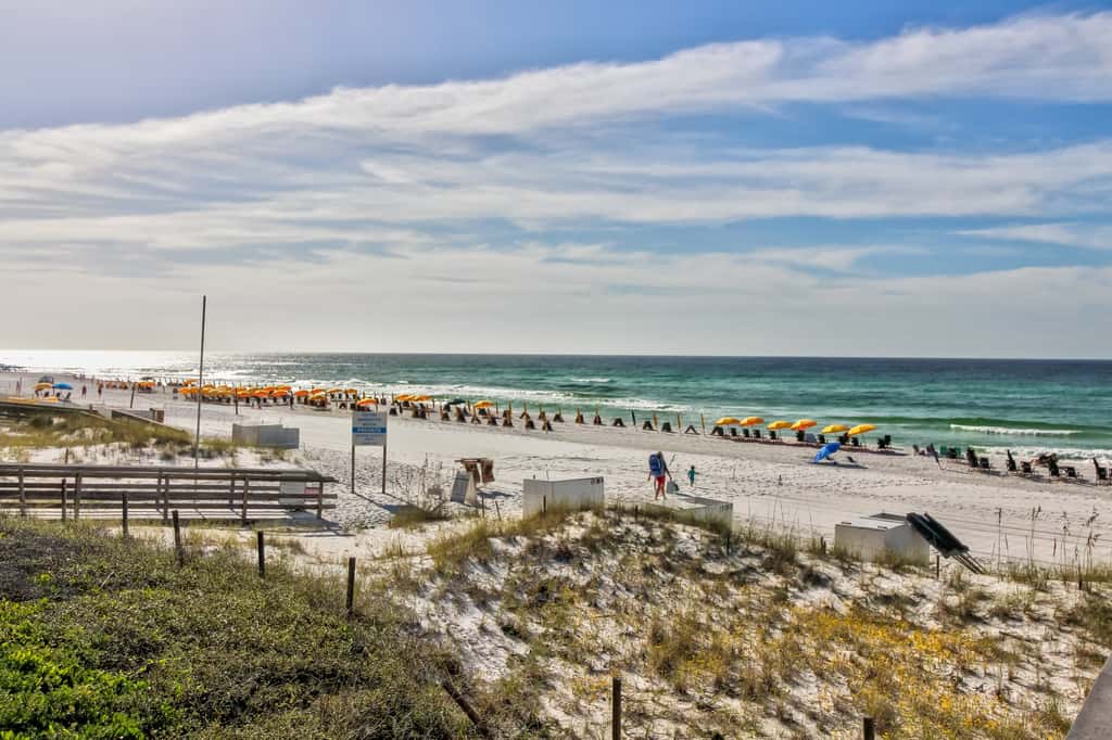 Lakefront townhouse with share pool, W&D, WiFi, Onsite Golf