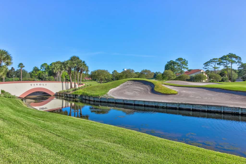 Lakefront townhouse with share pool, W&D, WiFi, Onsite Golf
