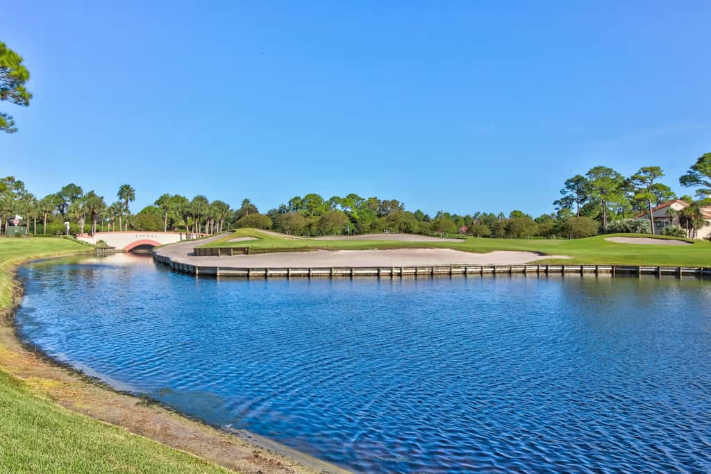 Lakefront townhouse with share pool, W&D, WiFi, Onsite Golf