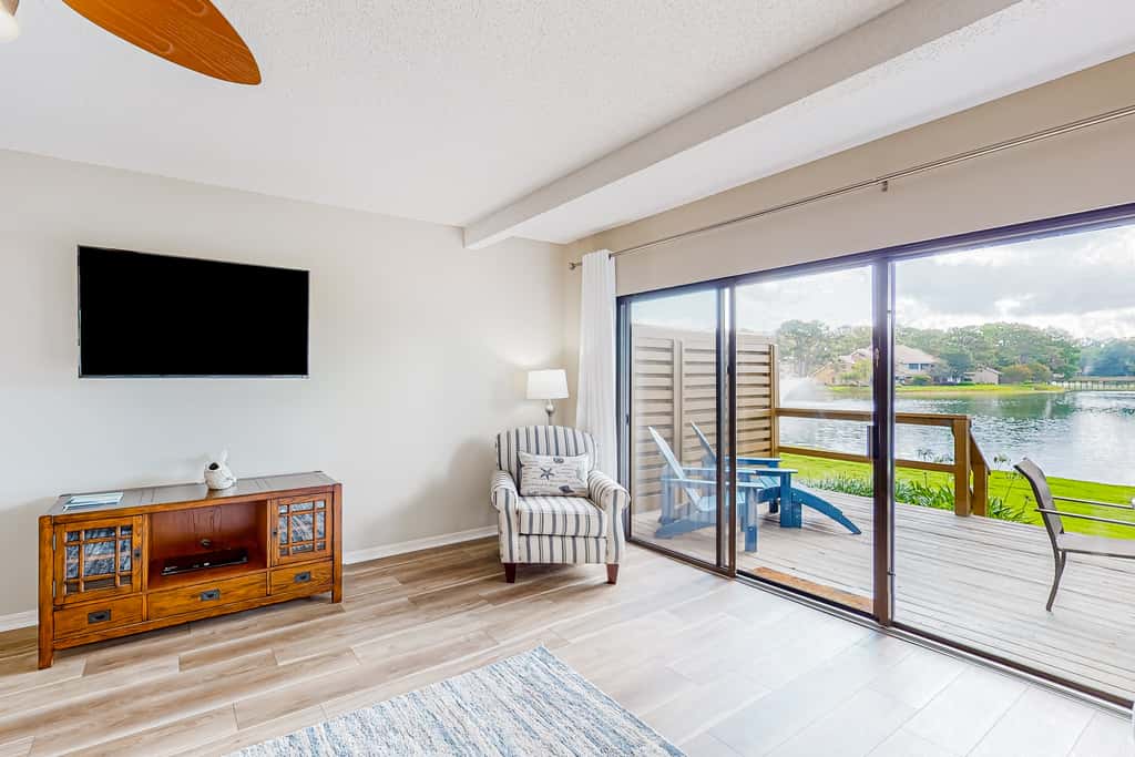 Lakefront resort condo with lake views, hot tub, pool, tennis, golf, deck, W&D