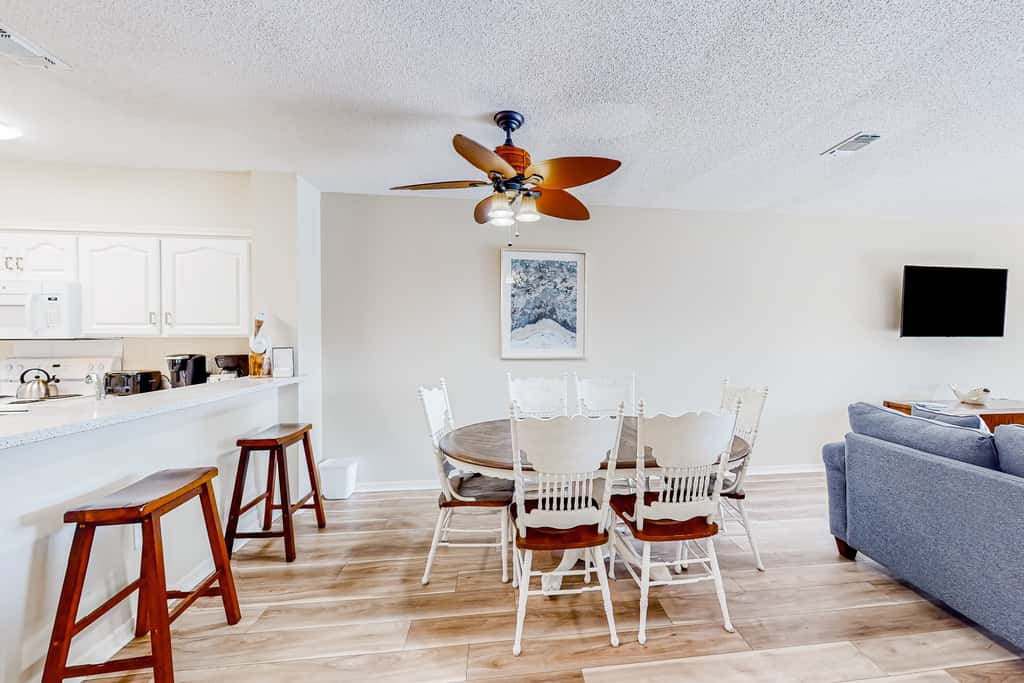 Lakefront resort condo with lake views, hot tub, pool, tennis, golf, deck, W&D