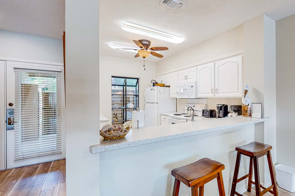 Lakefront resort condo with lake views, hot tub, pool, tennis, golf, deck, W&D