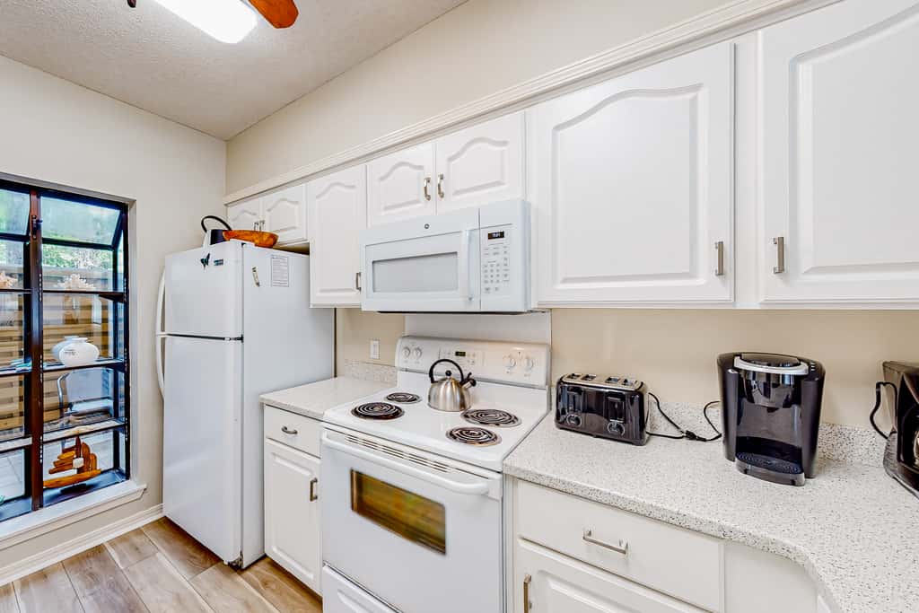 Lakefront resort condo with lake views, hot tub, pool, tennis, golf, deck, W&D