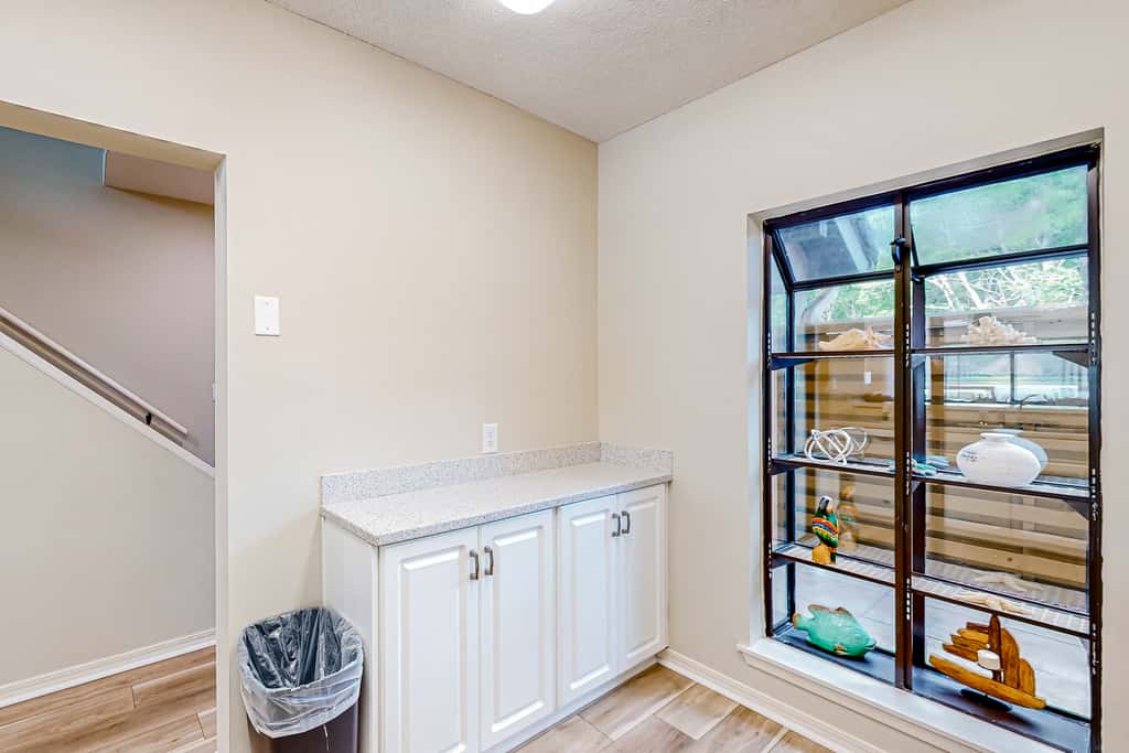Lakefront resort condo with lake views, hot tub, pool, tennis, golf, deck, W&D