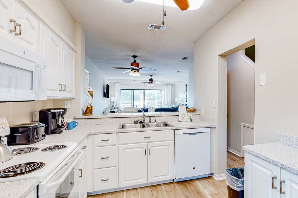Lakefront resort condo with lake views, hot tub, pool, tennis, golf, deck, W&D