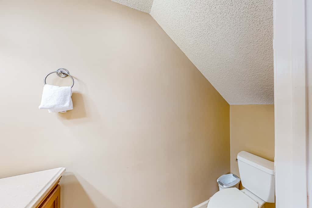 Lakefront resort condo with lake views, hot tub, pool, tennis, golf, deck, W&D