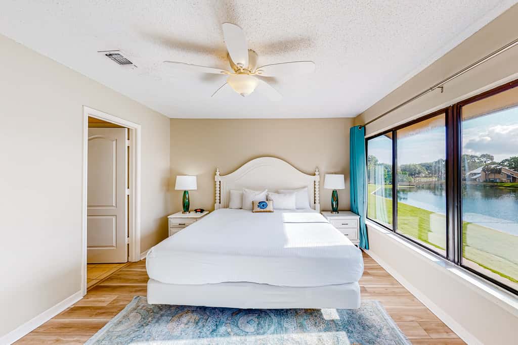 Lakefront resort condo with lake views, hot tub, pool, tennis, golf, deck, W&D