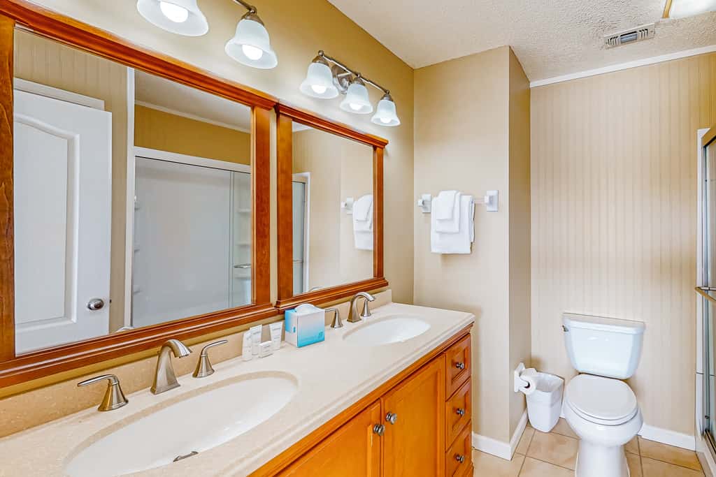 Lakefront resort condo with lake views, hot tub, pool, tennis, golf, deck, W&D