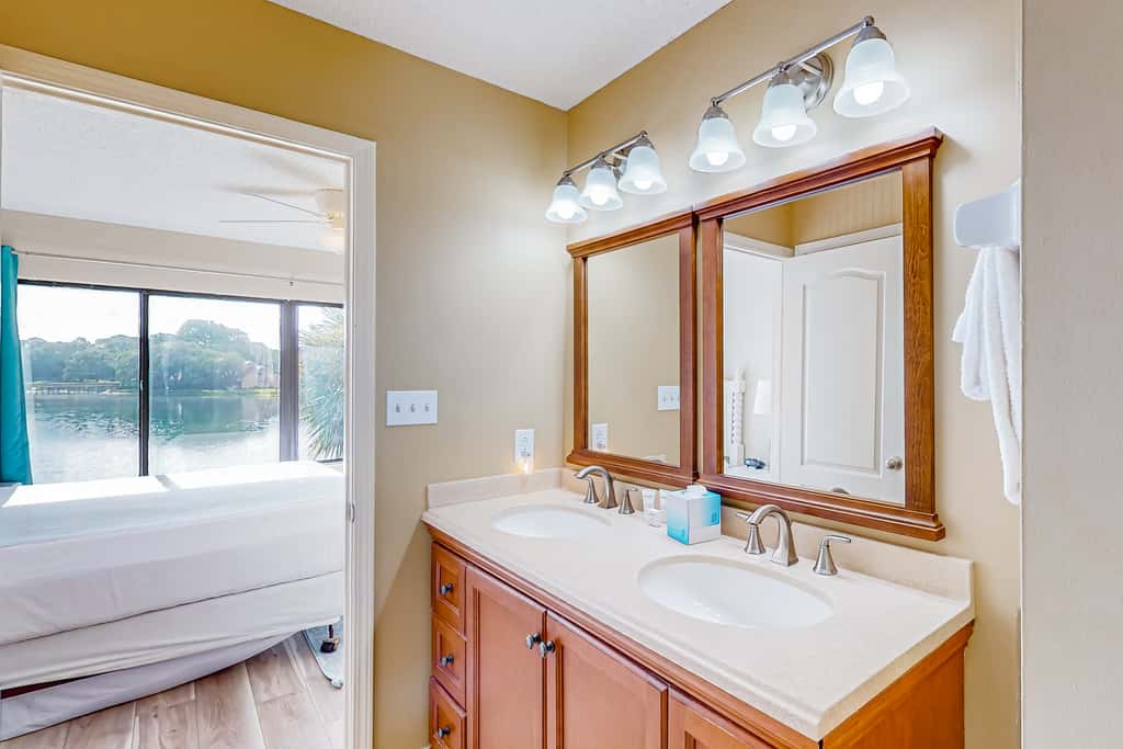 Lakefront resort condo with lake views, hot tub, pool, tennis, golf, deck, W&D