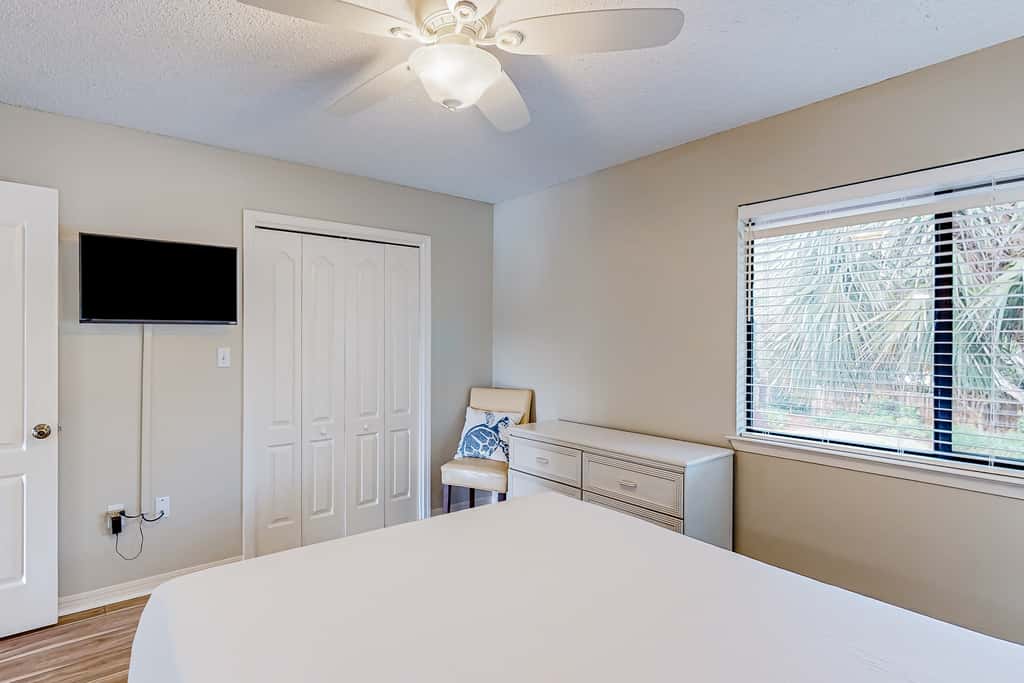 Lakefront resort condo with lake views, hot tub, pool, tennis, golf, deck, W&D