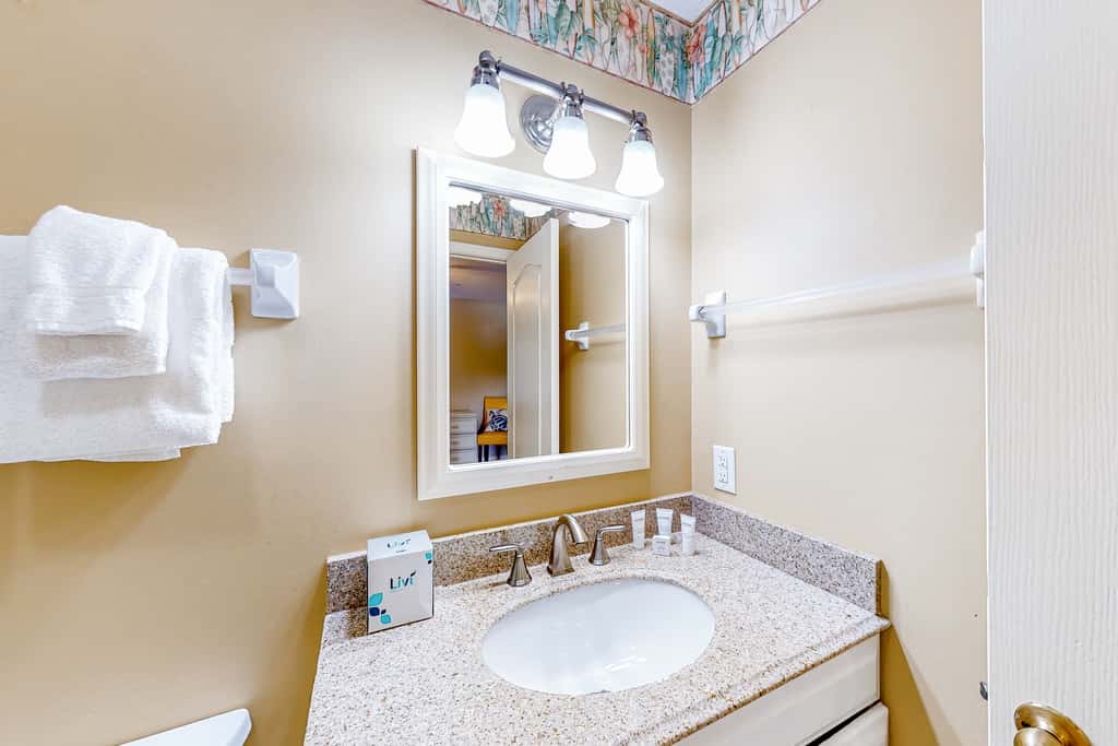 Lakefront resort condo with lake views, hot tub, pool, tennis, golf, deck, W&D
