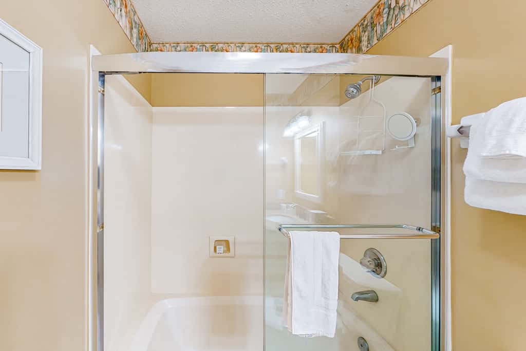 Lakefront resort condo with lake views, hot tub, pool, tennis, golf, deck, W&D