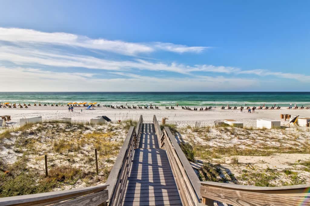 Lakefront resort condo with lake views, hot tub, pool, tennis, golf, deck, W&D