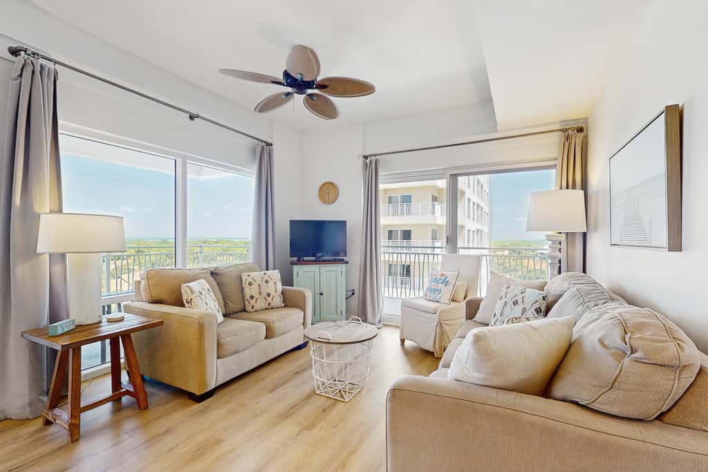 Gorgeous multi unit w full kitchen, shared pool and easy beach access