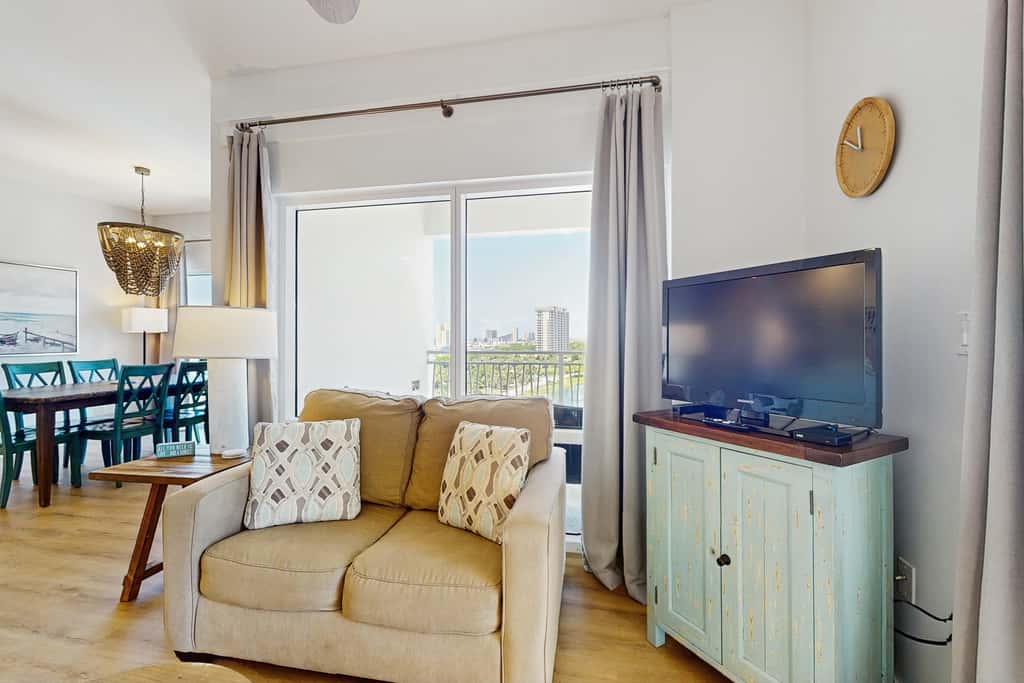 Gorgeous multi unit w full kitchen, shared pool and easy beach access