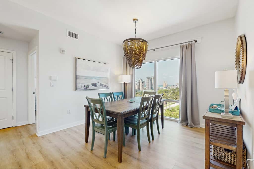 Gorgeous multi unit w full kitchen, shared pool and easy beach access