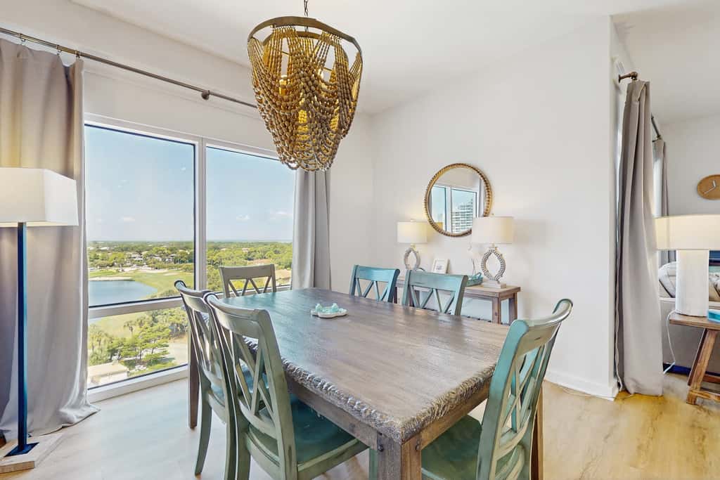 Gorgeous multi unit w full kitchen, shared pool and easy beach access