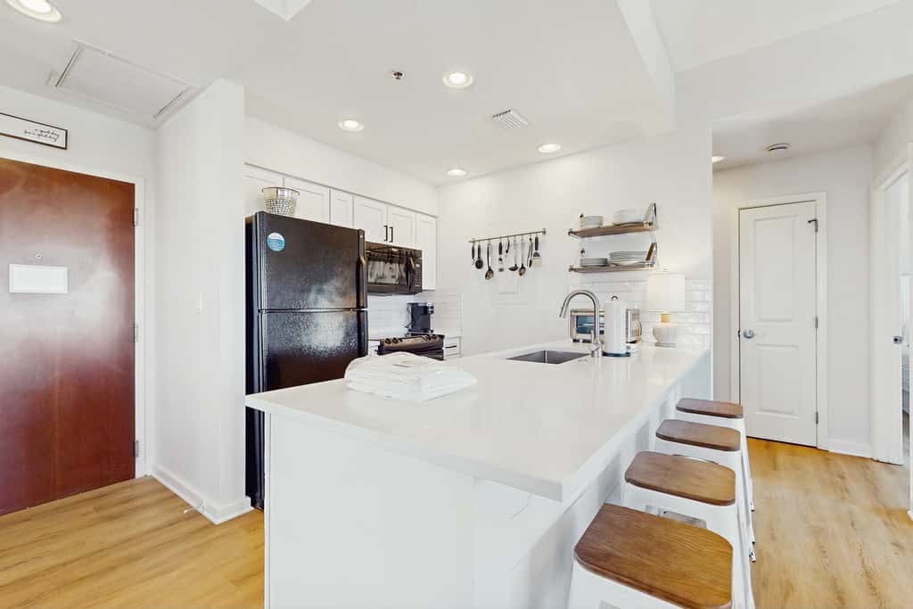 Gorgeous multi unit w full kitchen, shared pool and easy beach access