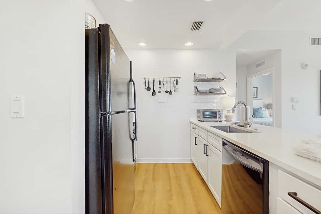 Gorgeous multi unit w full kitchen, shared pool and easy beach access