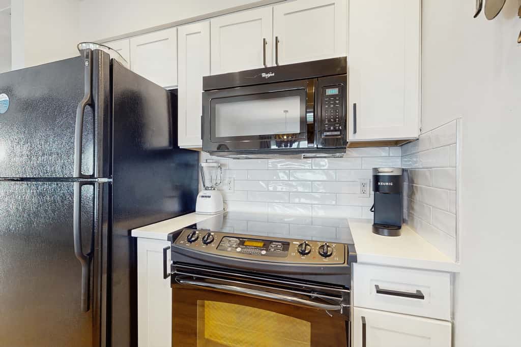 Gorgeous multi unit w full kitchen, shared pool and easy beach access