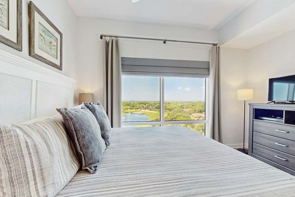 Gorgeous multi unit w full kitchen, shared pool and easy beach access